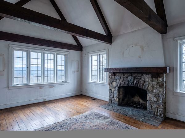 Living room before accent wall